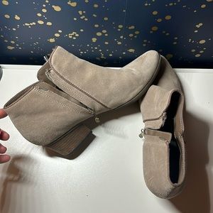 Great condition waterproof Blondo tan booties